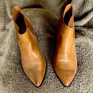 Women’s Bella Vita Slip On Cowboy Style  Shootie